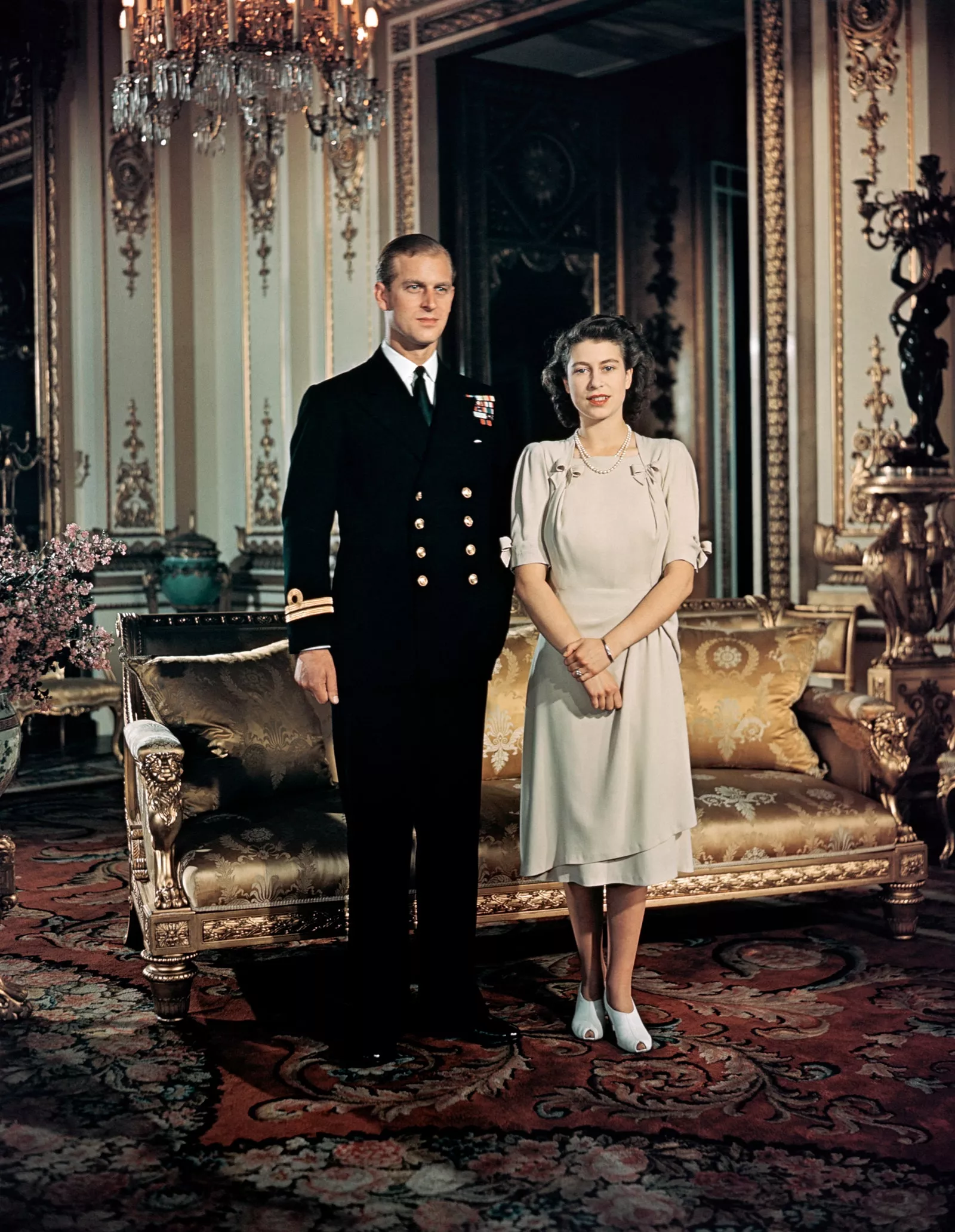 Принцеса Єлизавета стоїть з нареченим лейтенантом Філіпом Маунтбеттеном.