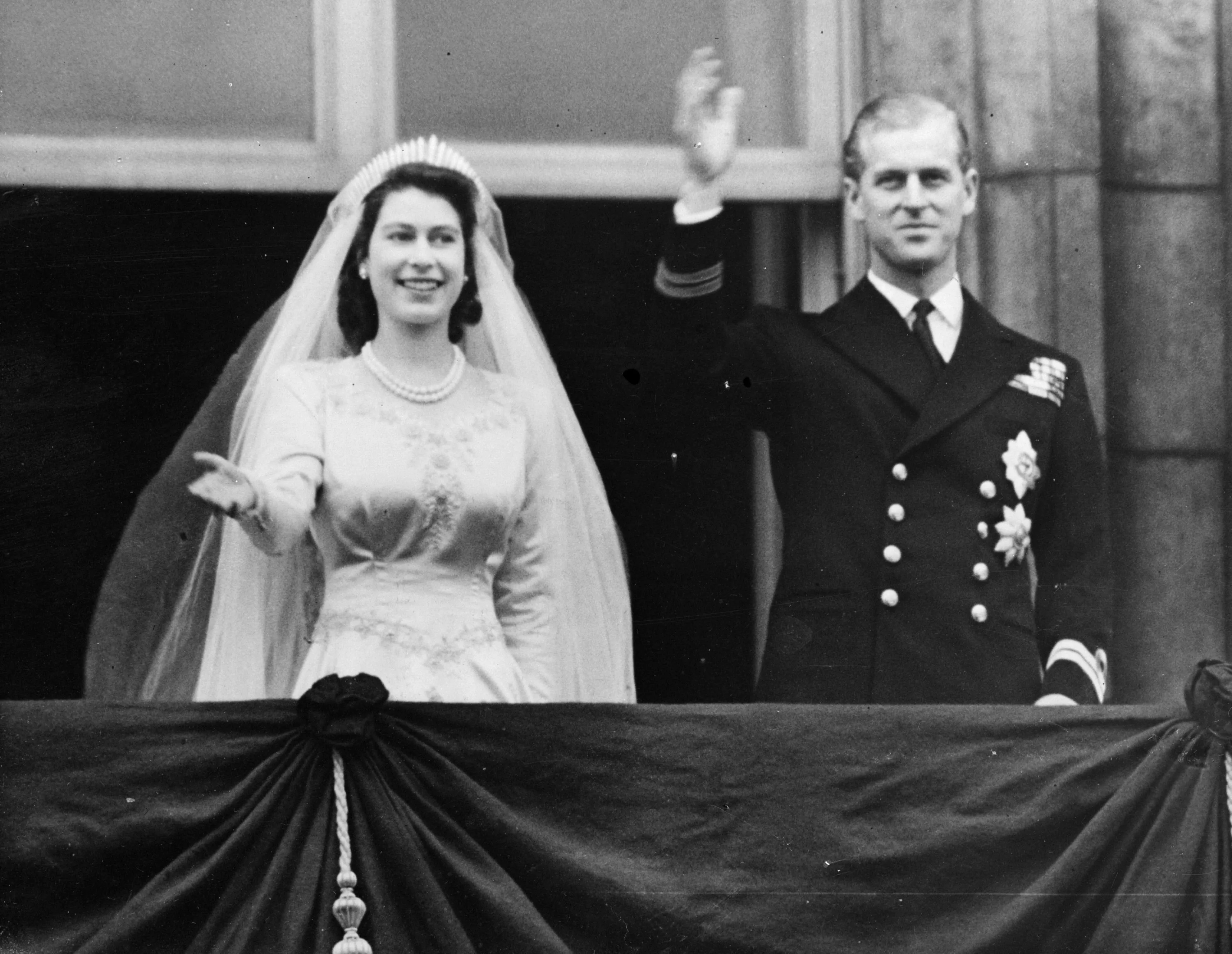 Королева Єлизавета і принц Філіп у Букінгемському палаці у день весілля.