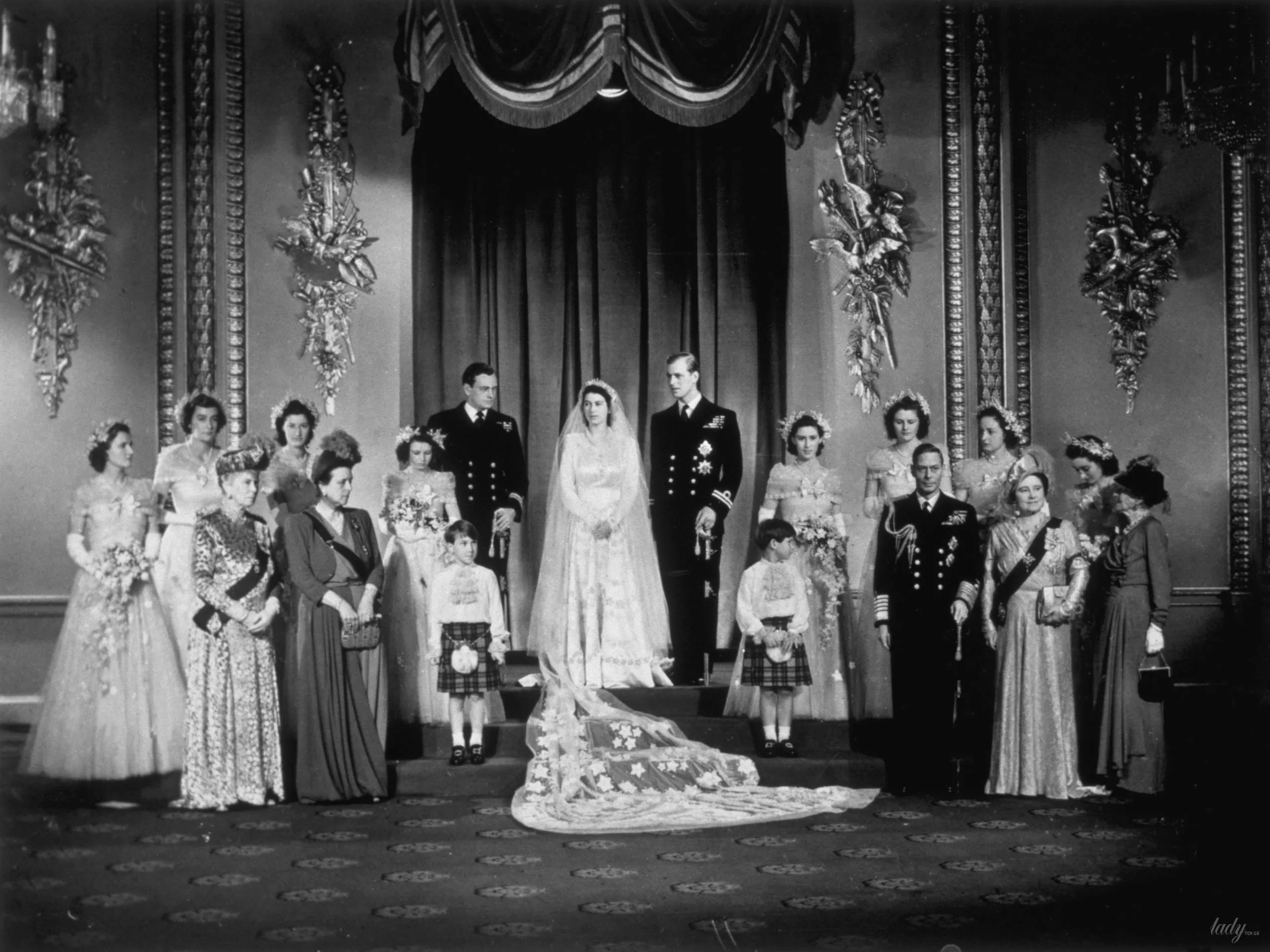 Королева Елизавета, принц Филипп, а также члены королевской семьи в Букингемском дворце.