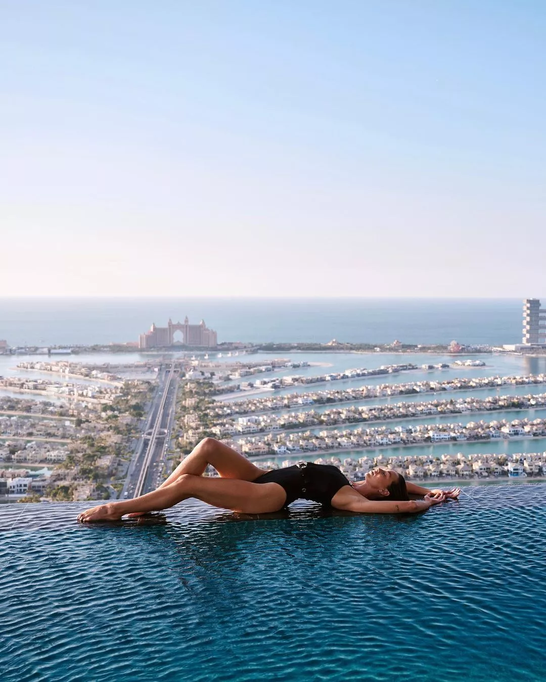 У Дубаї відкрили найвищий у світі "нескінченний" басейн