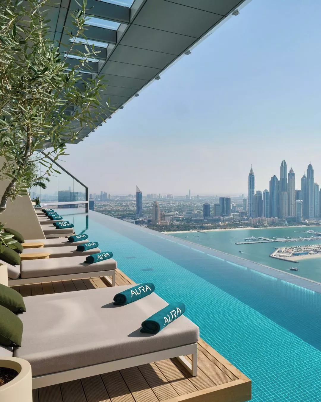 У Дубаї відкрили найвищий у світі "нескінченний" басейн