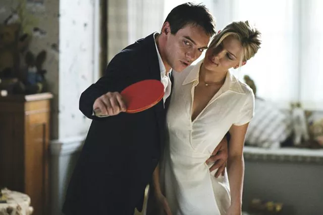 Скарлетт Йоганссон та Джонатан Різ-Майєрс у фільмі "Матч пойнт".