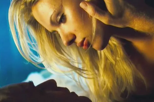 Скарлет Йоганссон у фільмі "Острів" з Еваном Макгрегором.