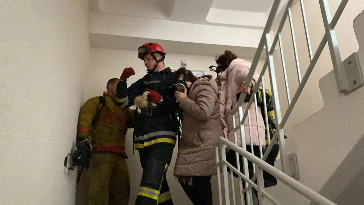 Рятувальники евакуювали людей. Фото: ДСНС Києва