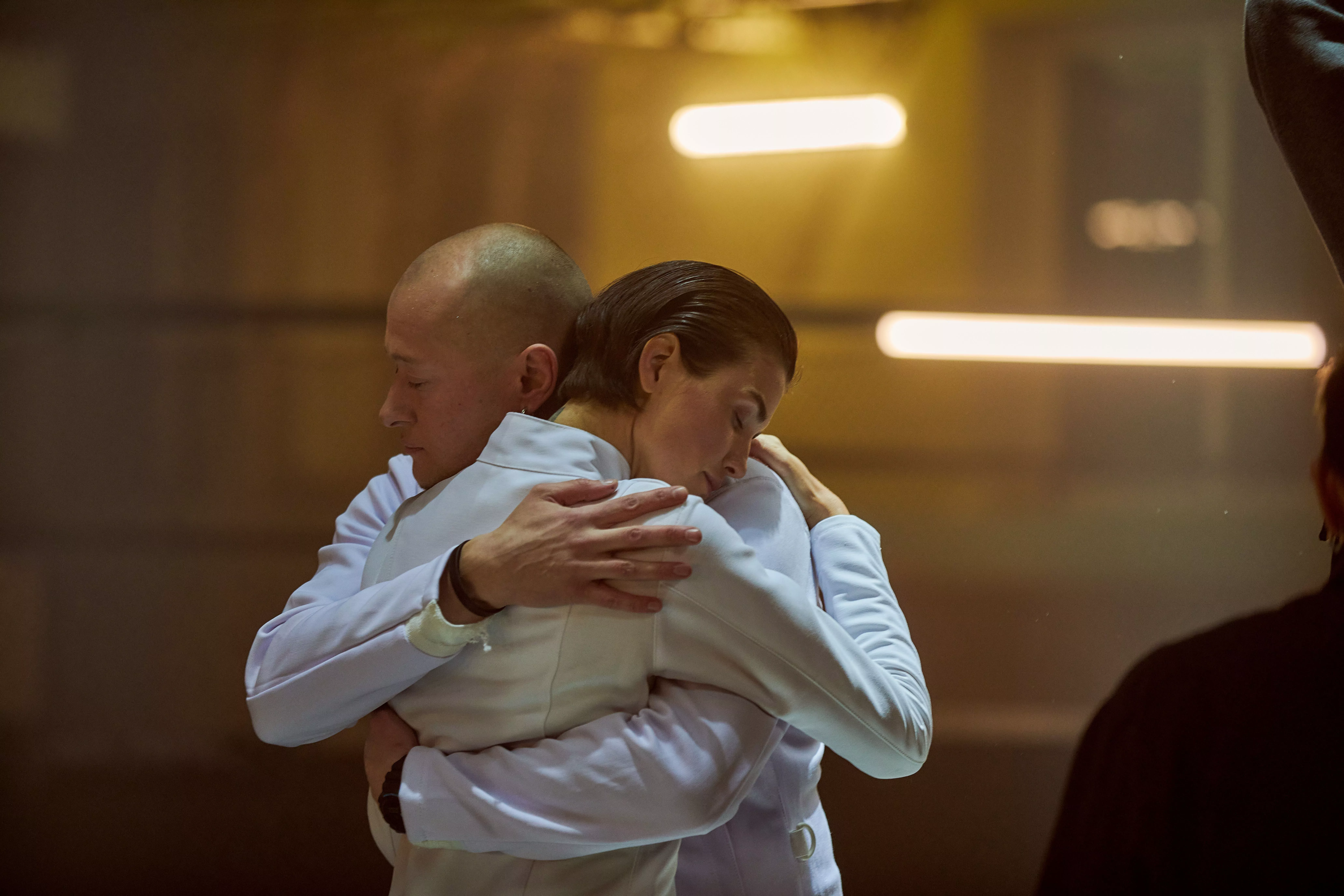 Андрей Хливнюк и Наталья Гоций в клипе на песню "Империи упадут".