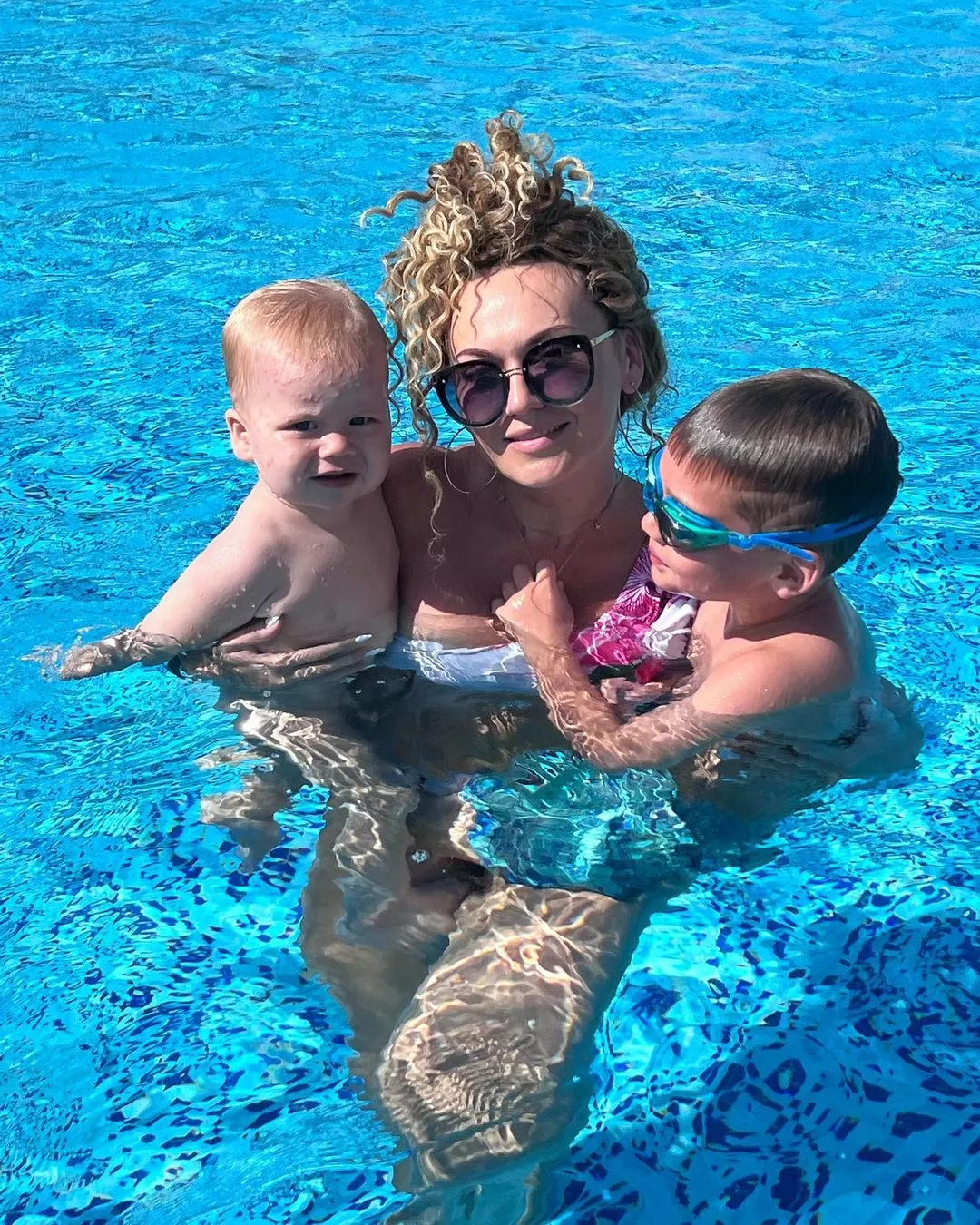 Ганна Саліванчук із дітьми в басейні.