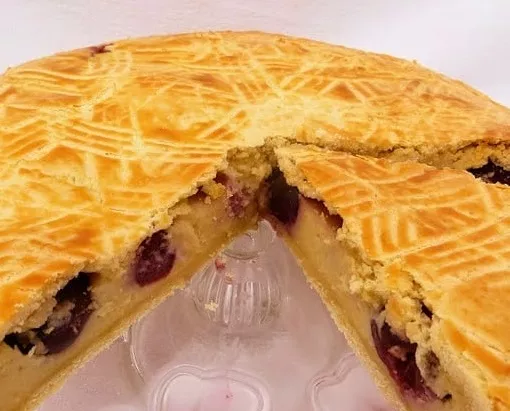 Баскський пиріг із заварним кремом та вишнею