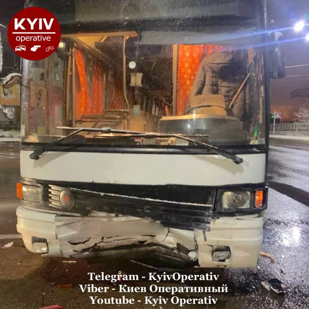 Все, кто находился в автобусе на время ДТП, не пострадали/Фото: Telegram-канал Киев оперативный