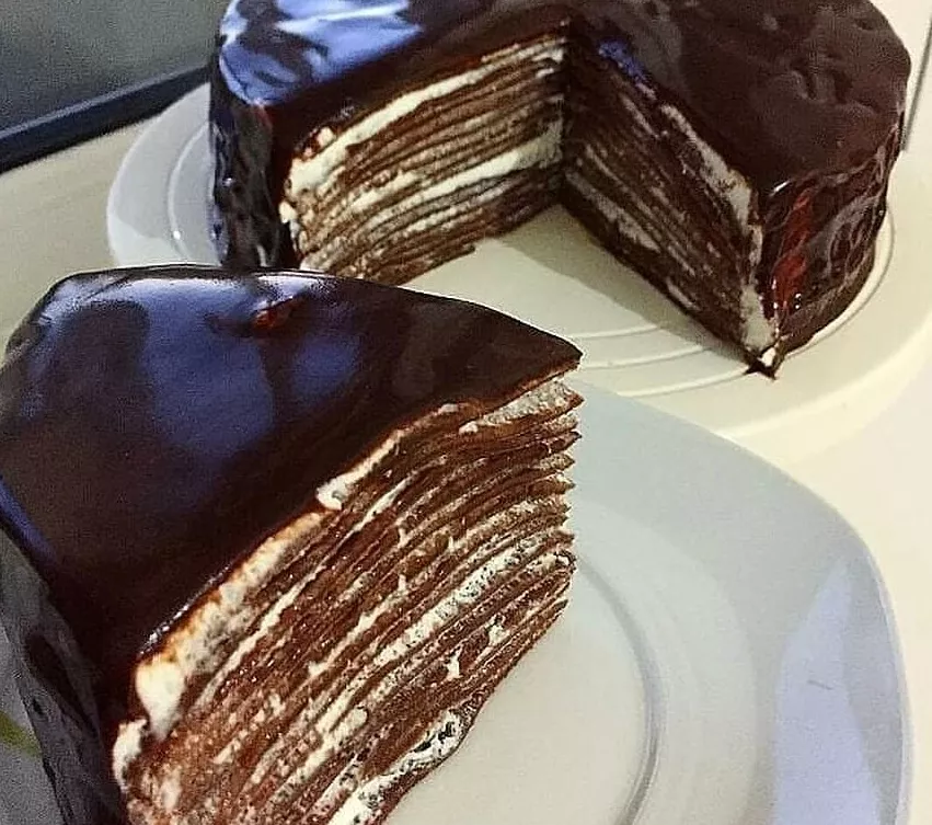 Блинный торт с шоколадом и сливками