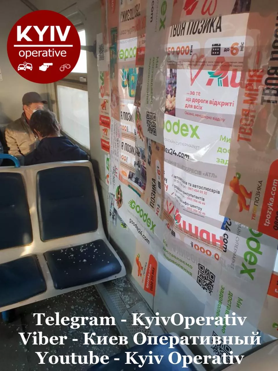 В электричке разбитое стекло заклеили рекламой. Фото: Telegram-канала "Киев оперативный"
