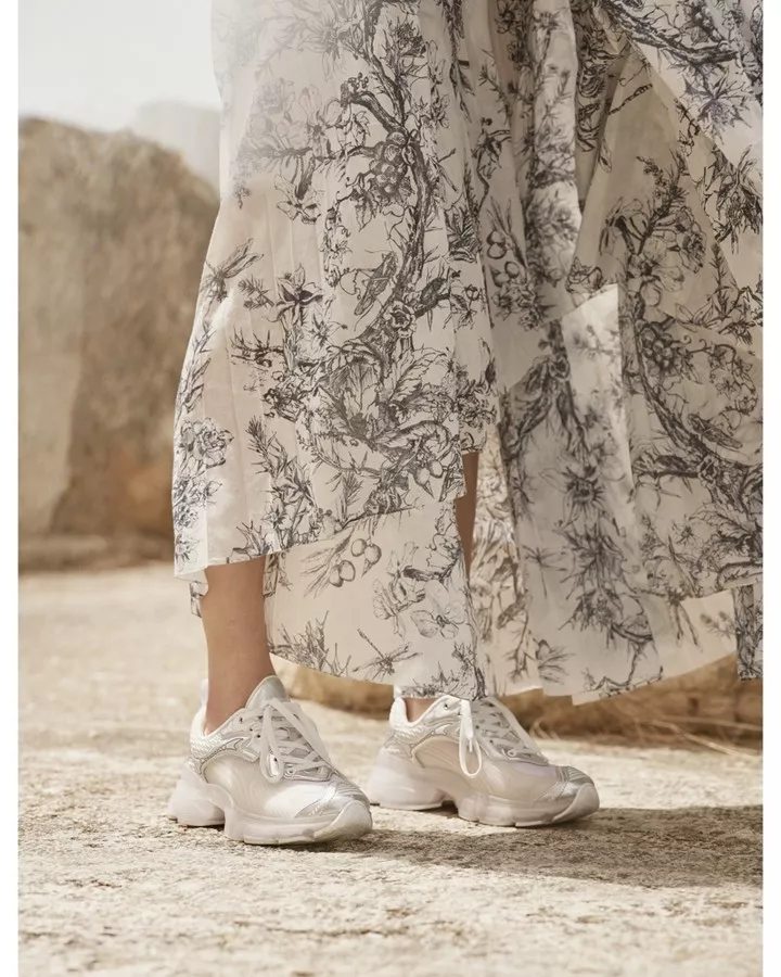 Кросівки Dior представлені у двох кольорах