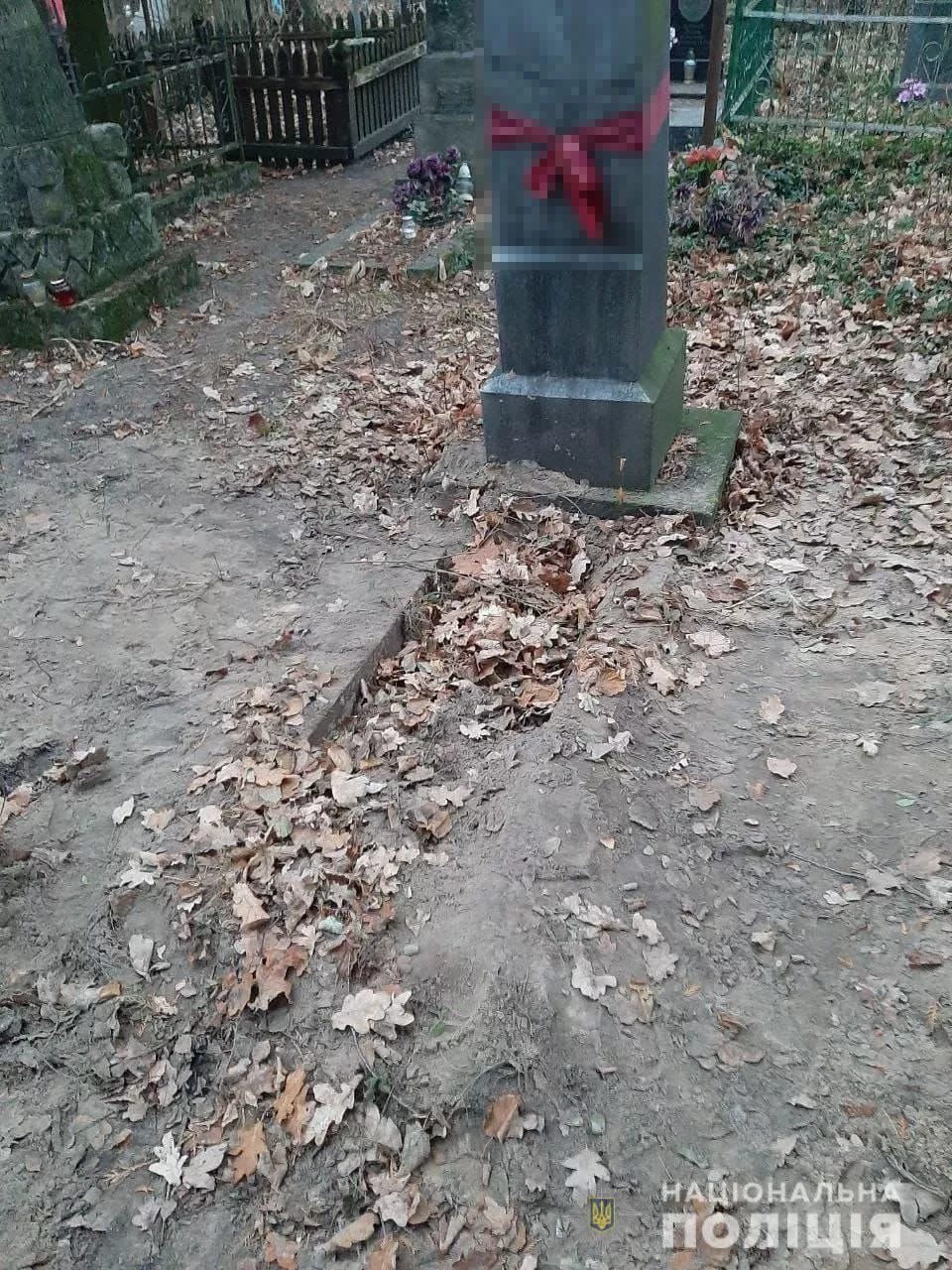 Мужчину засыпали землей после того, как он выкопал могилу/Фото: ГУНП в Волынской области