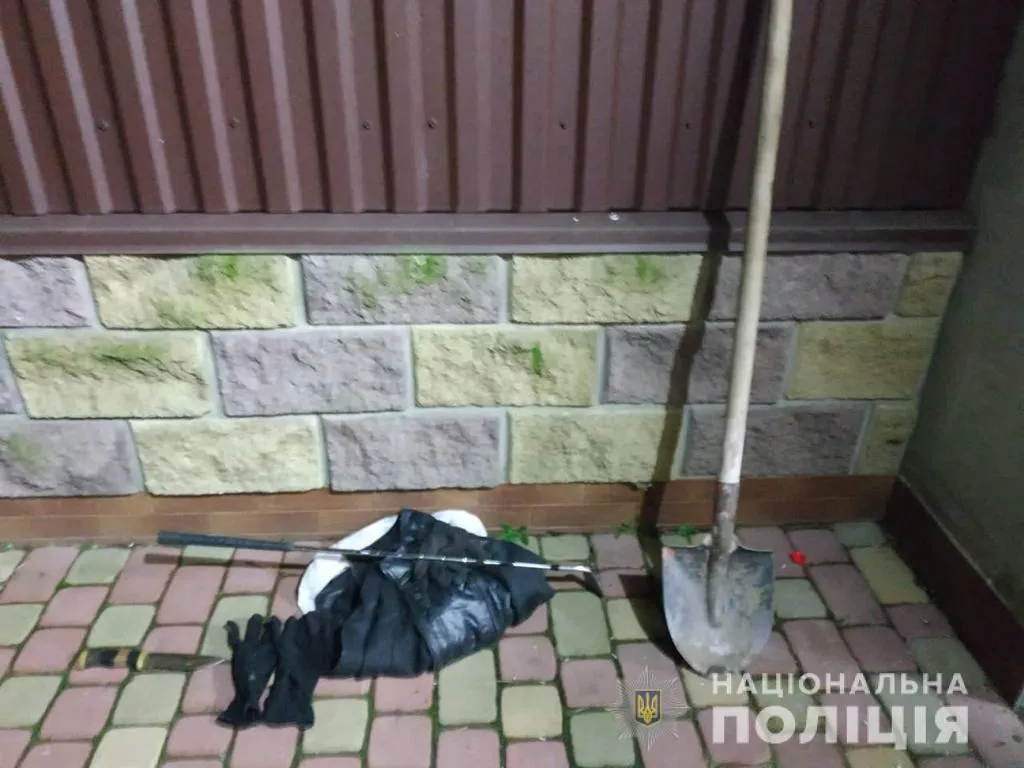 Злоумышленники заставили мужчину выкопать себе могилу/Фото: ГУНП в Волынской области