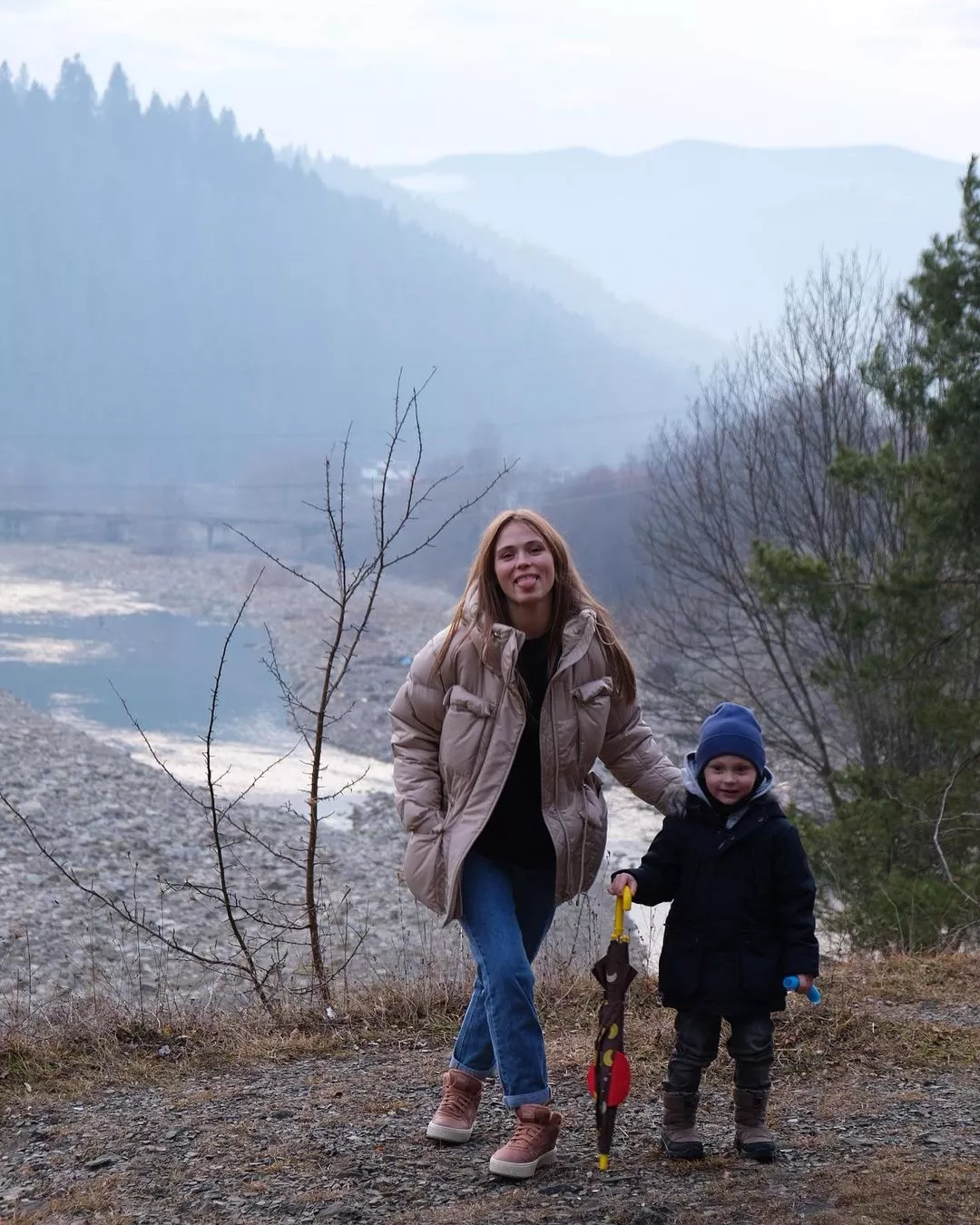 Ганна Кошмал із сином на тлі гір.