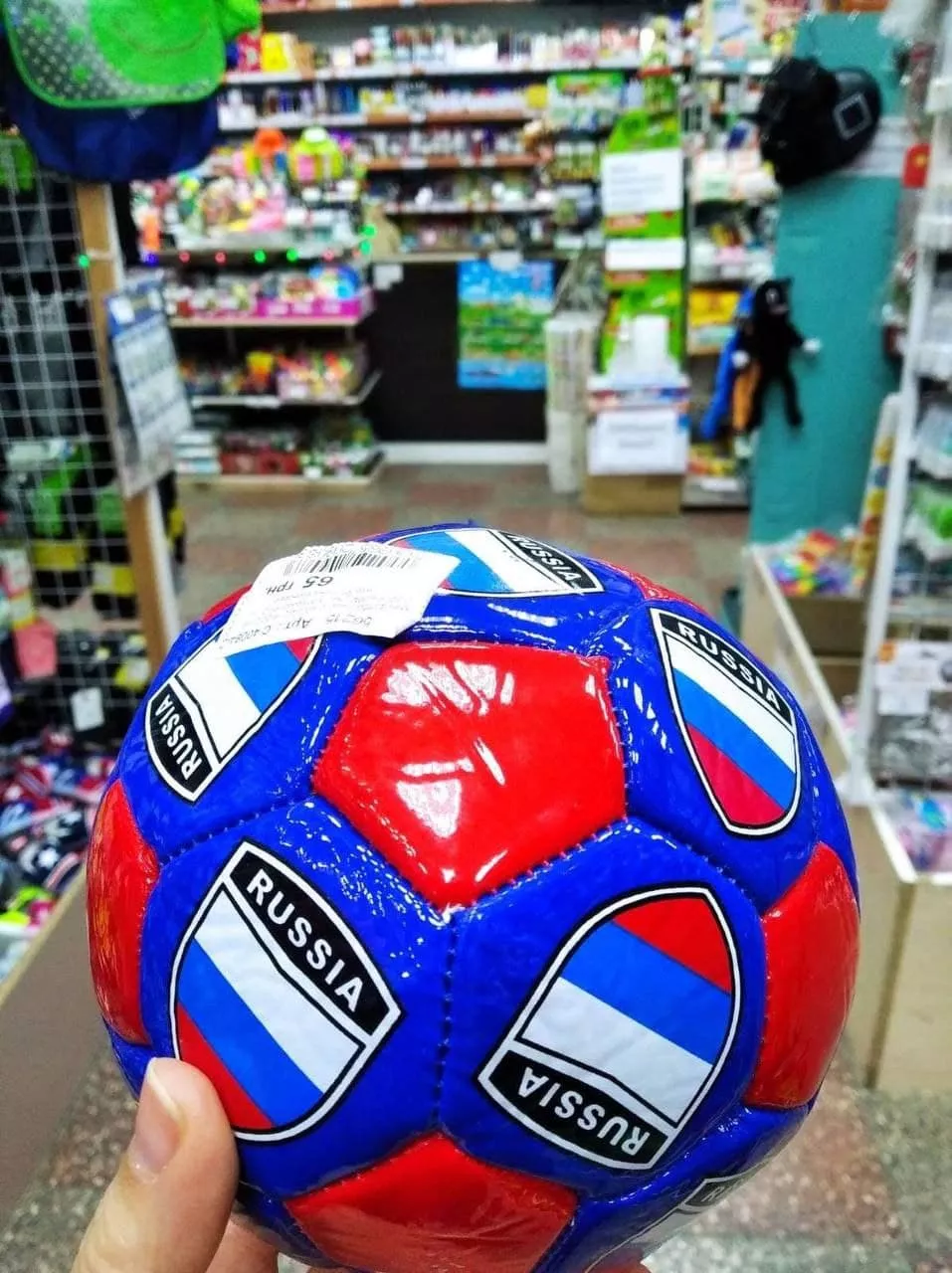 Мячи лежат на прилавке магазина. Фото: Сергей Стерненко