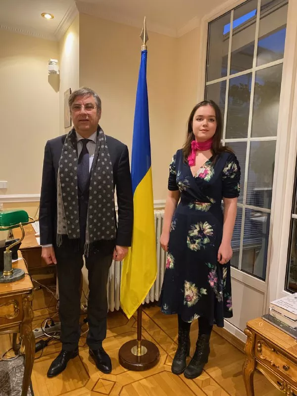 Анна-Мария и посол Вадим Омельченко во время приема в Посольстве Украины во Франции