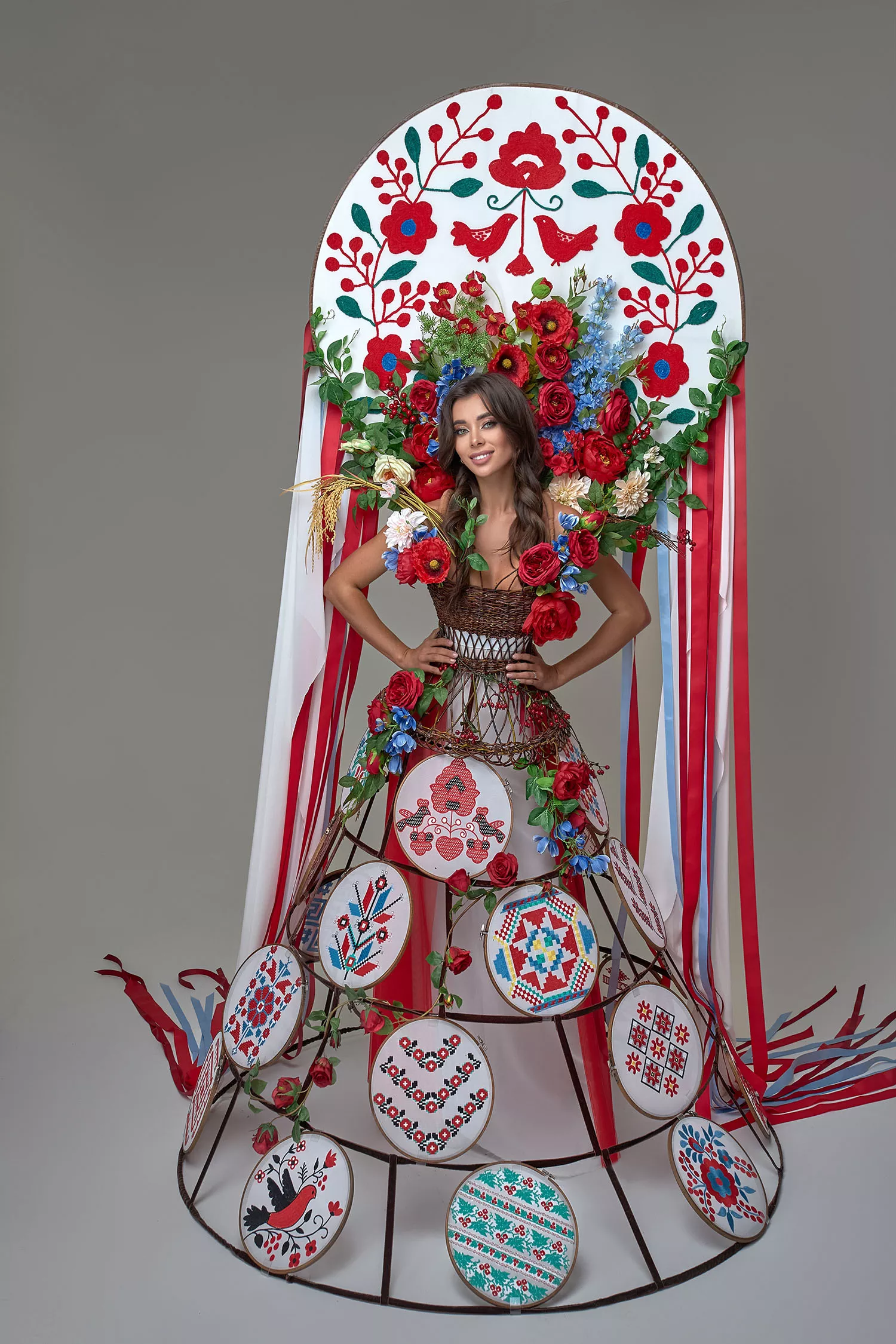 Национальный костюм Анны Неплях весит более 15 килограмм