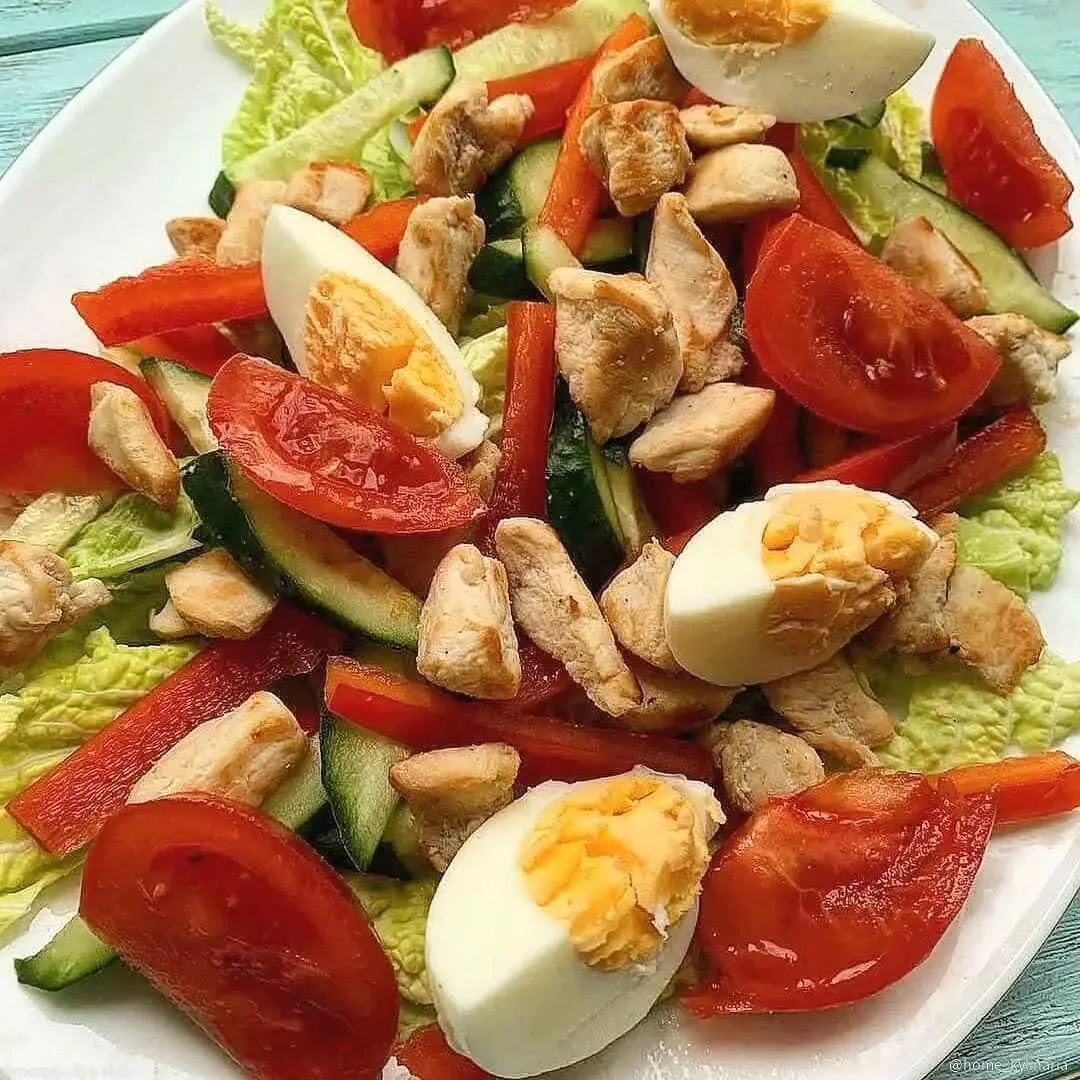 Салат с куриным филе и овощами