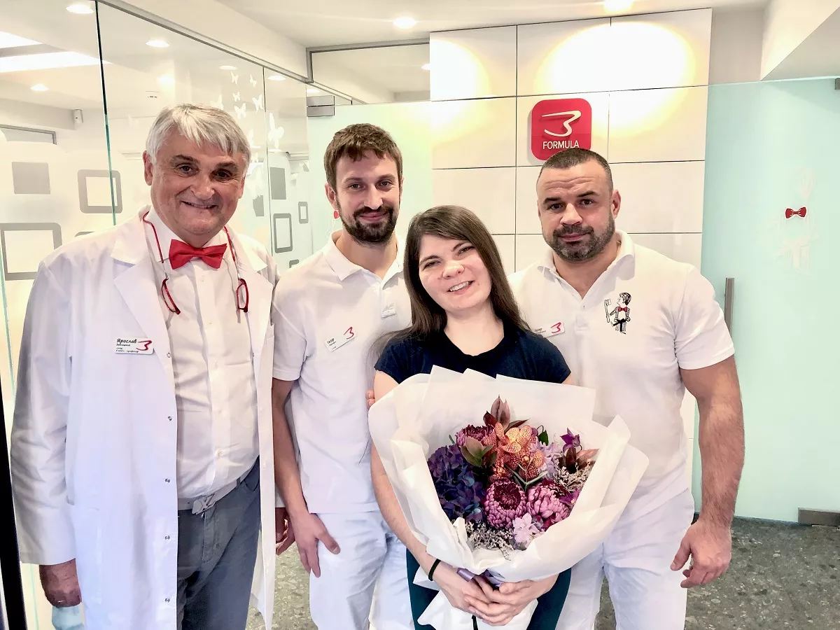 Профессор Ярослав Заблоцкий с командой и Ольга Мацик после операции
