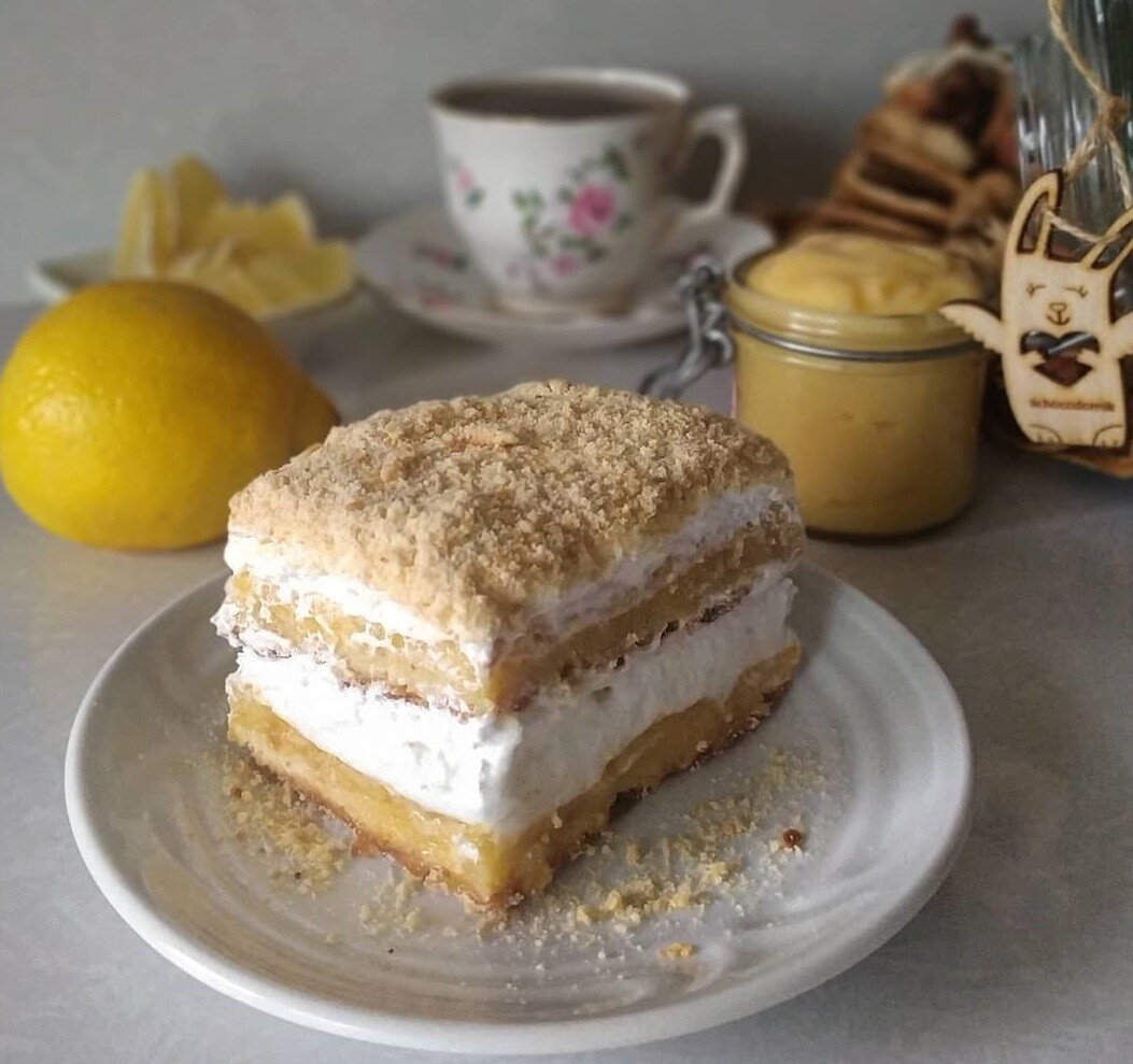 Торт с лимонным кремом и меренгой