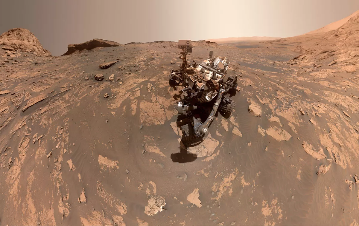 На снимке хорошо видна ржавчина поверхности Марса