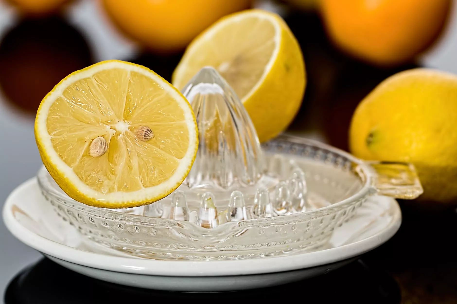 Если лимон разрезан, разместите его на блюдце, присыпанное сахаром, срезом вниз