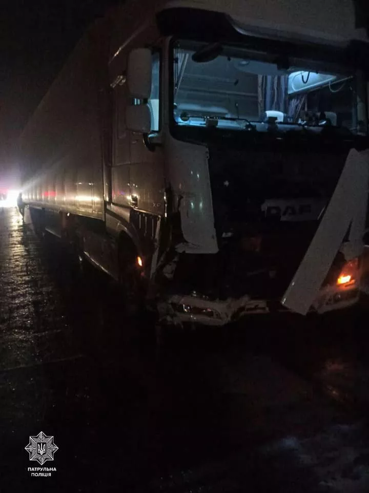 Легковой автомобиль столкнулся с грузовиком/Фото: первый заместитель начальника Департамента патрульной полиции Алексей Белошицкий в Facebook