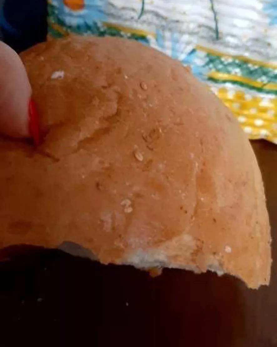 Женщина нашла фекалии в "Буковинском" хлебе/Фото: Facebook-сообщество "Мелитополь"