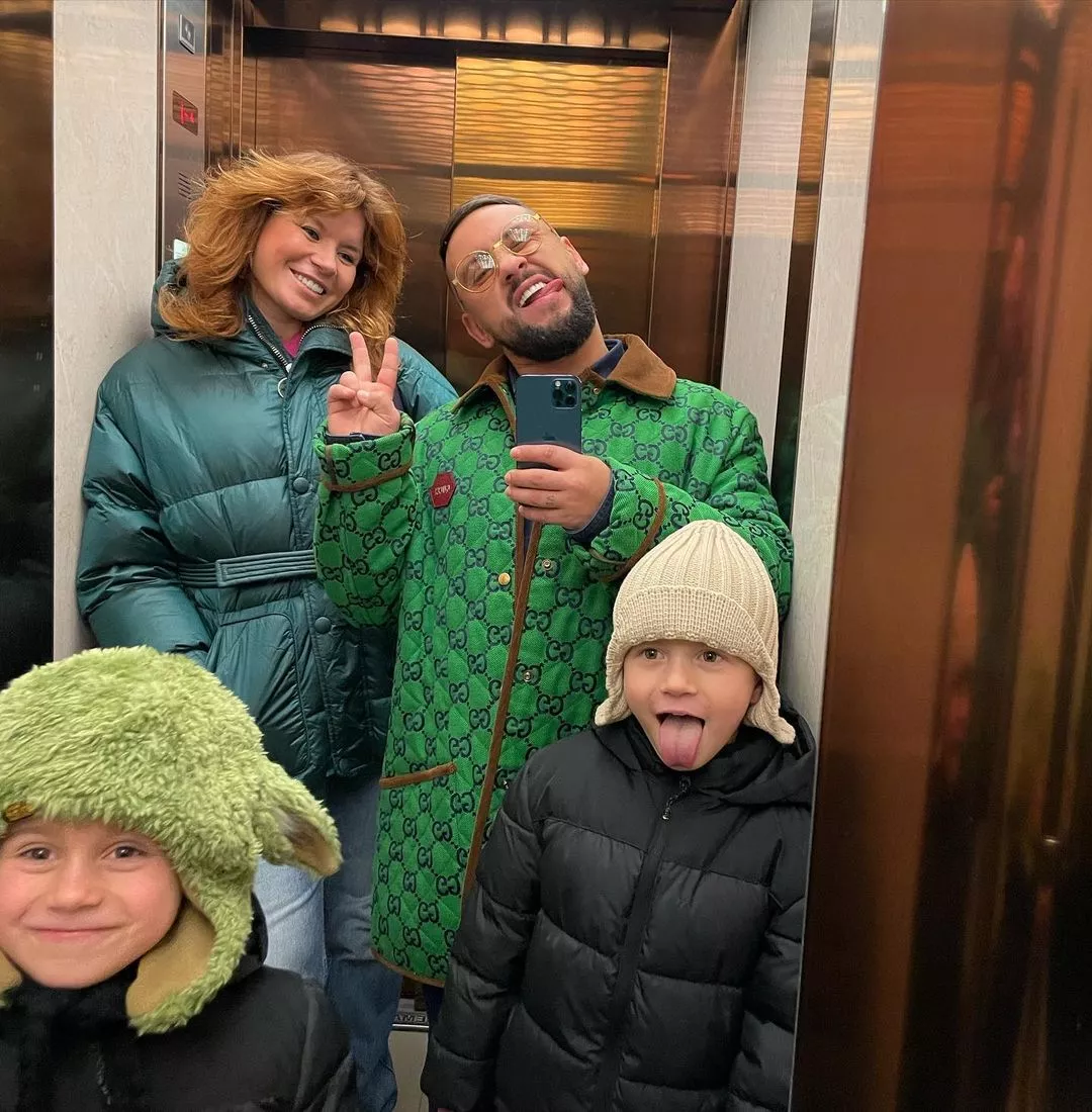 Монатик с семьей в лифте.