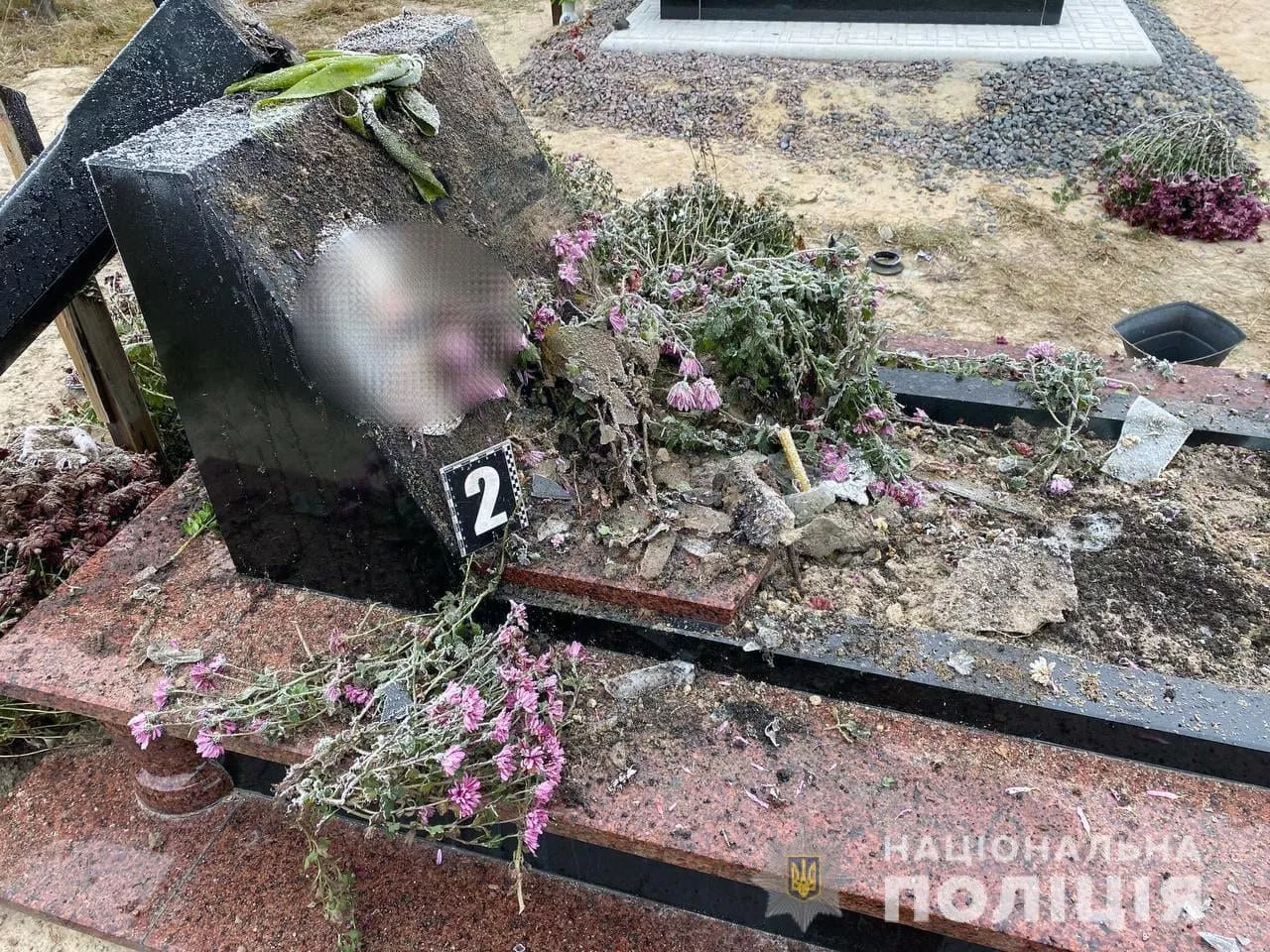 Разбитые могилы. Фото: полиция Ровенской области.