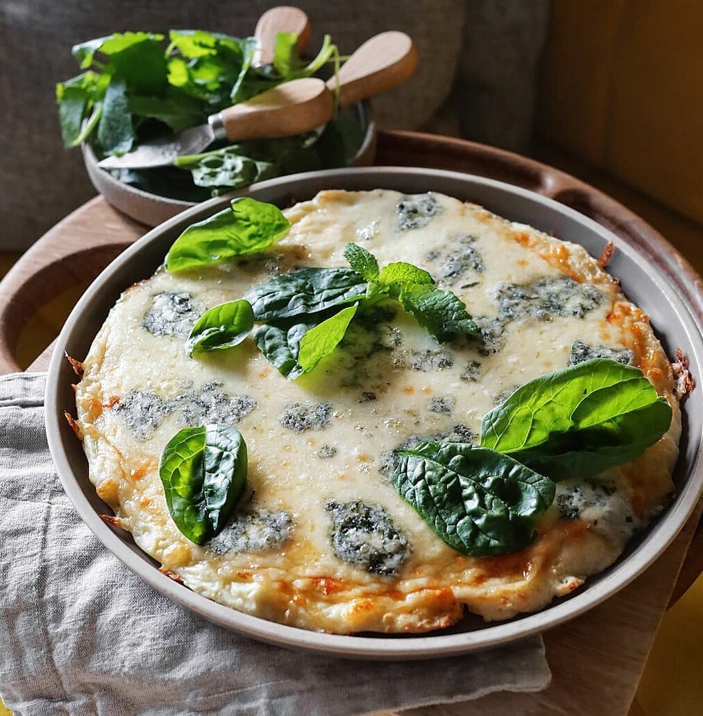 Сырно-творожная пицца - максимально насыщенный по вкусу вариант для завтрака