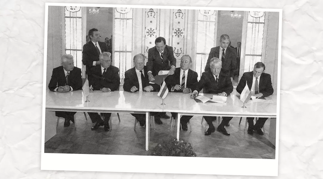 Главы правительств и председатели Верховного Совета от Украины, Беларуси и РФ за одним столом в Беловежской Пуще. Слева – Витольд Фокин.