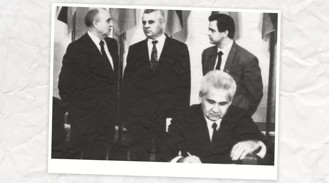 Витольд Фокин во время подписания документов в Беловежской пуще  в 1991 году.