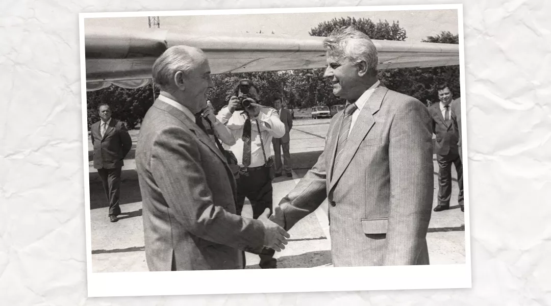 Михаил Горбачев и Леонид Кравчук пожимают друг другу руки  в Борисполе, 1991 год.