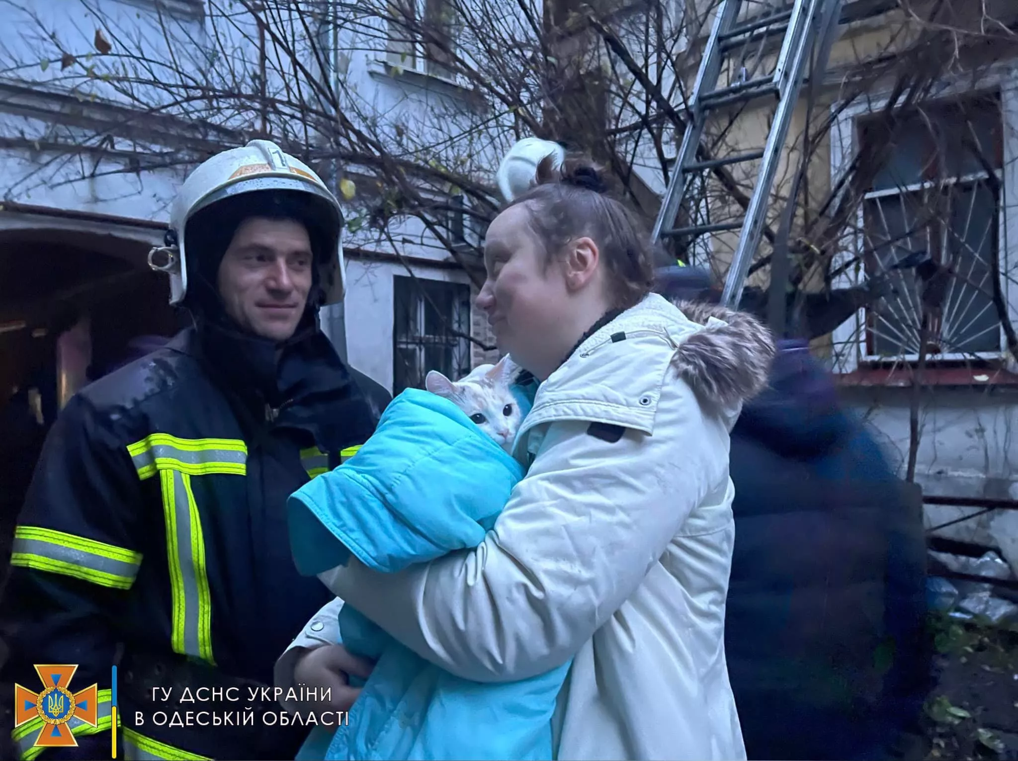 Рятувальникам довелося евакуйовувати людей/Фото: ДСНС в Одеській області