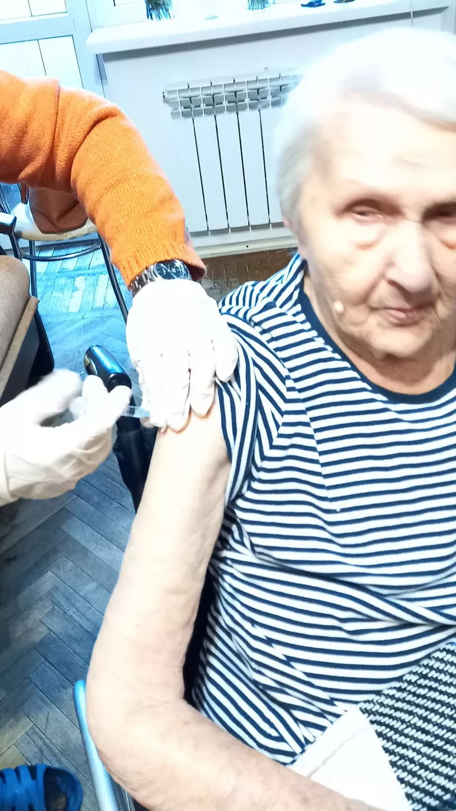 Жінці ввели першу дозу препарату проти коронавірусу/Фото: Facebook: Департамент охорони здоров'я Одеської міської ради