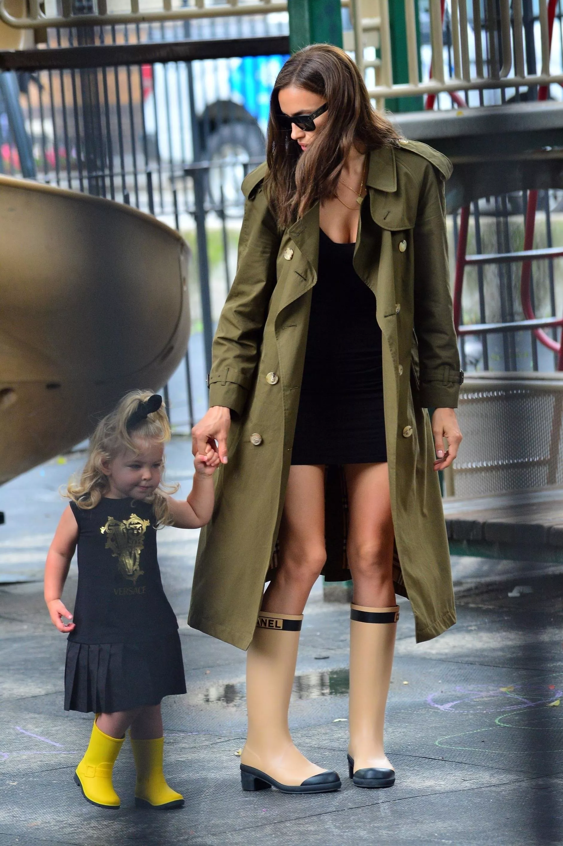 Ирина Шейк на прогулке с дочкой в резиновых сапогах