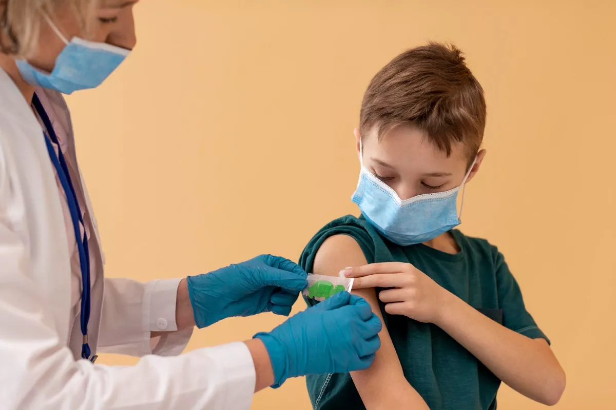 Вакцинация детей поможет избежать у ребенка тяжелого течения постковидного синдрома