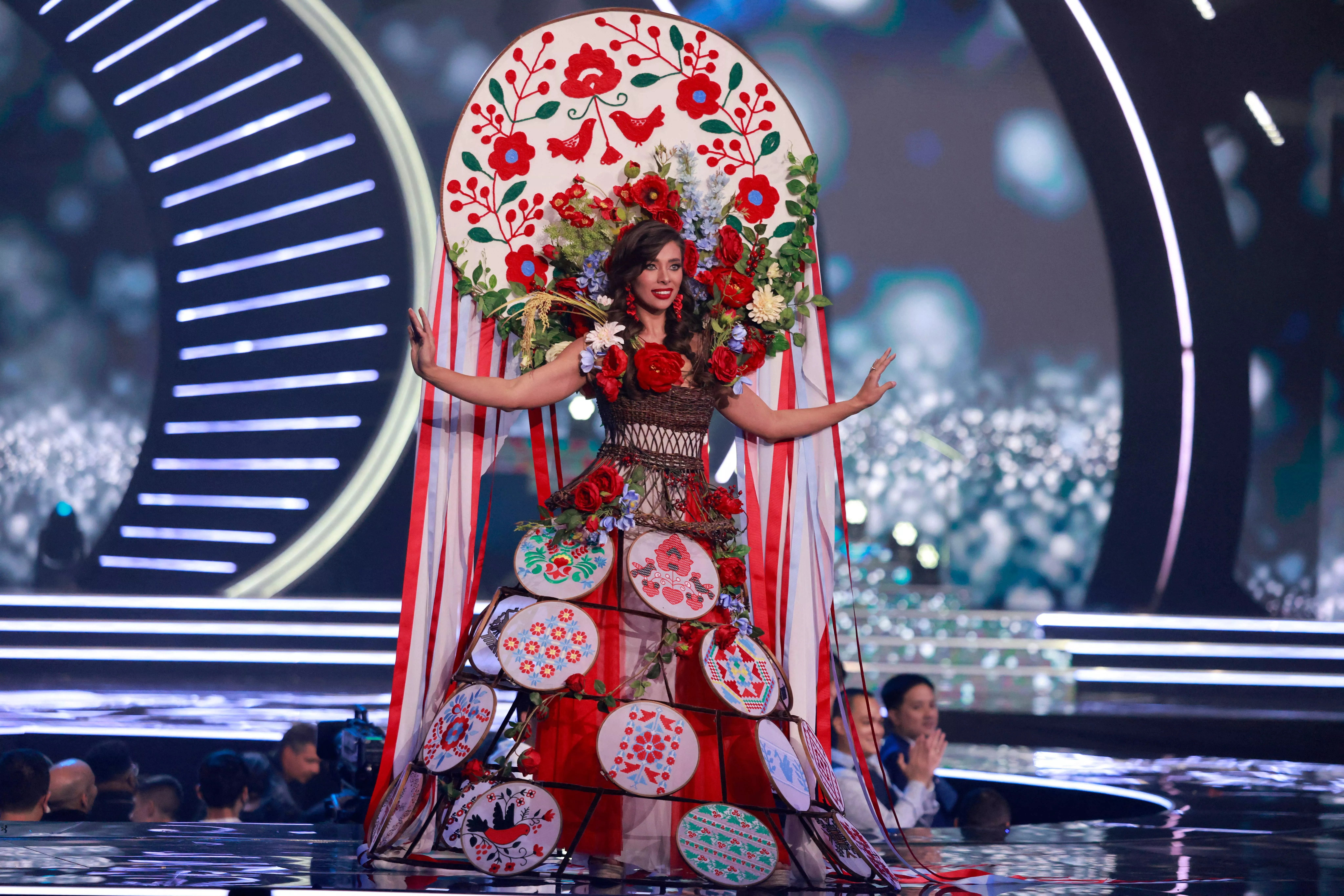 Анна Неплях у національному костюмі на "Міс Всесвіт-2021"