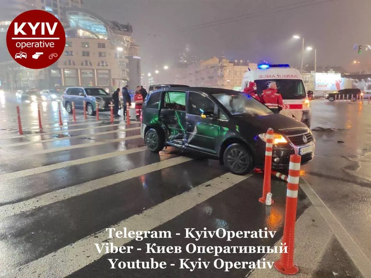 Автомобиль врезался в Volkswagen/Фото: Telegram-канал "Киев оперативный"