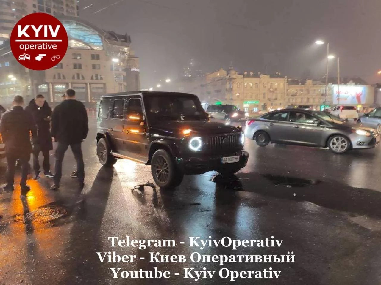 Mercedes спровоцировал ДТП, нарушив правила дорожного движения/Фото: Telegram-канал "Киев Оперативный"