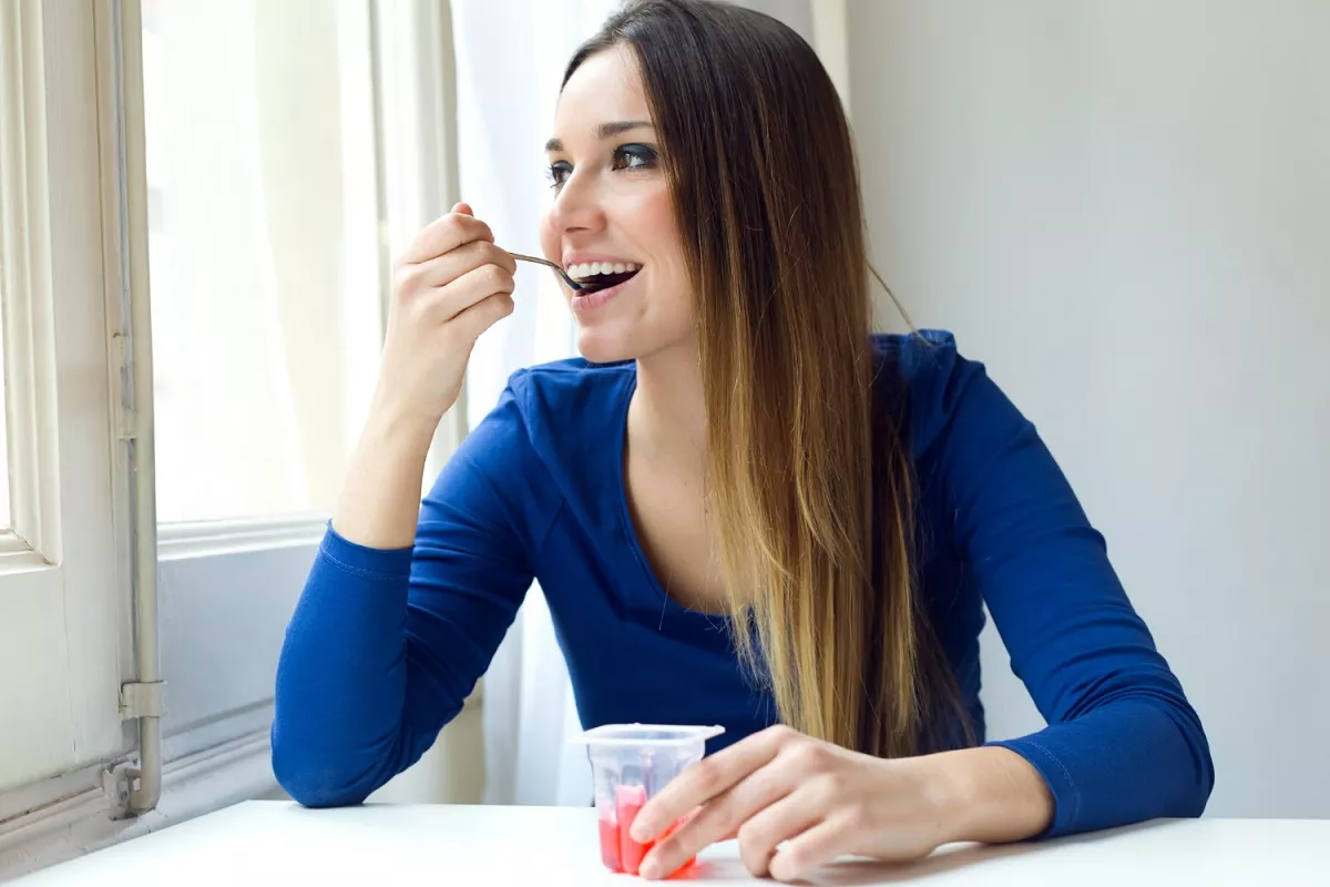 Сладкий йогурт на завтрак – далеко не лучшее решение, утренняя еда должна содержать и углеводы, и жиры, и белки