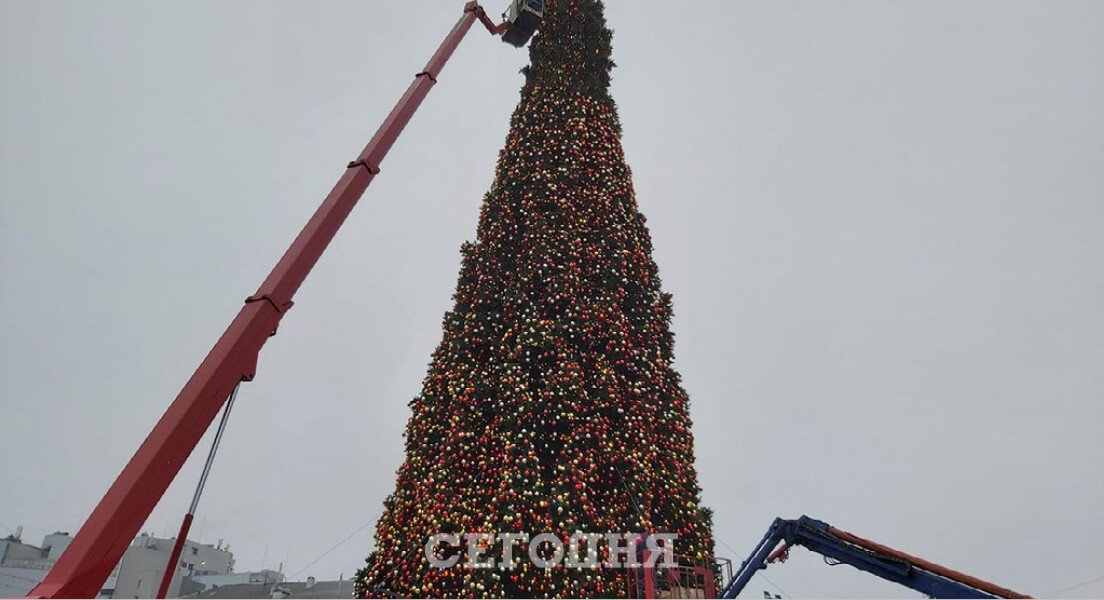 На Софийской площади почти нарядили елку