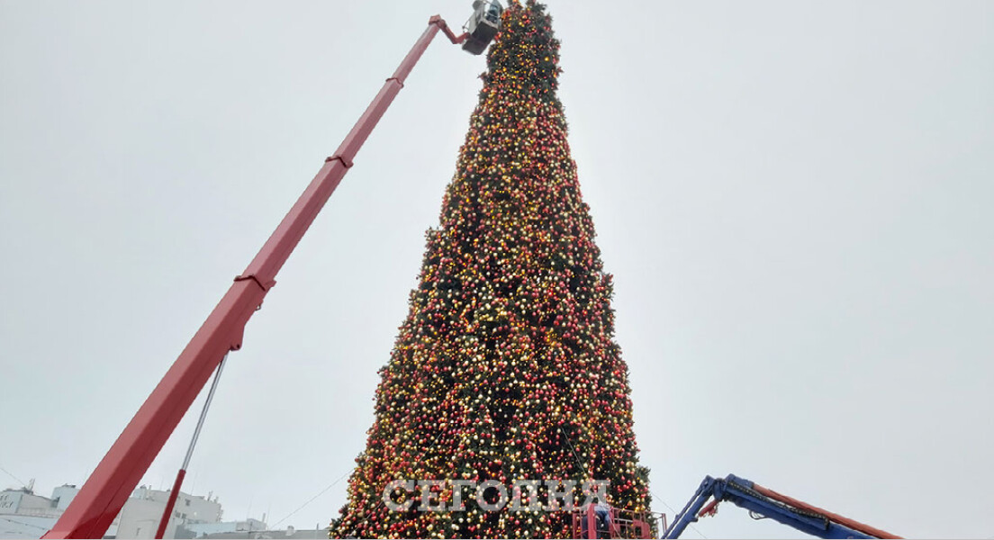 На Софийской площади почти нарядили елку