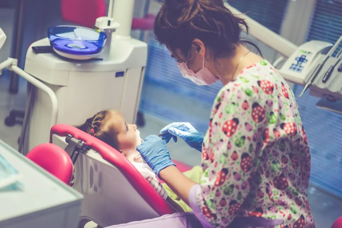 Детям большее не лечат зубы, если ребенка приходится держать,  современная медицина использует анестетики