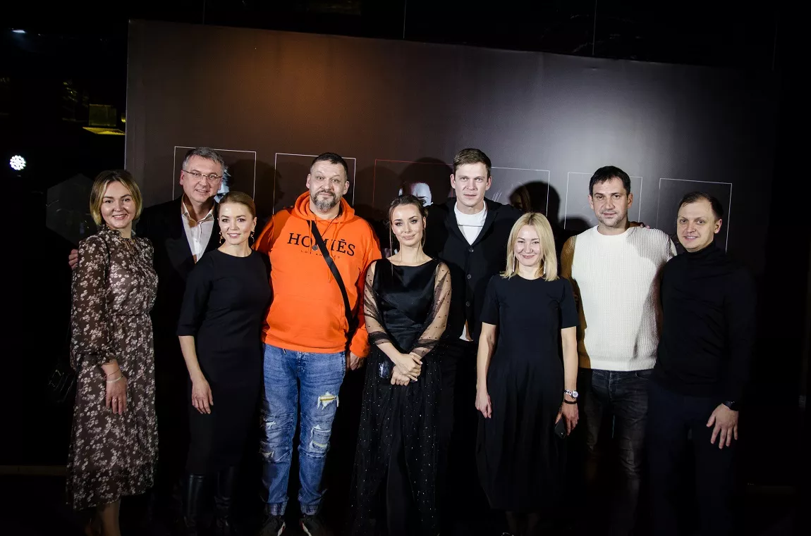 Дмитро Кіцай із командою на прем'єрі серіалу "Зломовчання" 