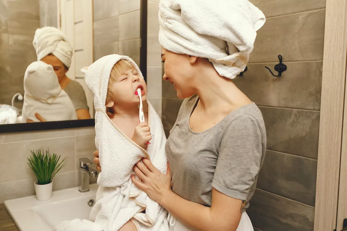 Сначала в игровой форме нужно играть с малышом и показывать, как правильно чистить зубы.