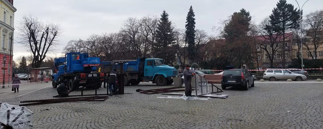 В Ужгороді встановлюють головну ялинку. Фото: Суспільне