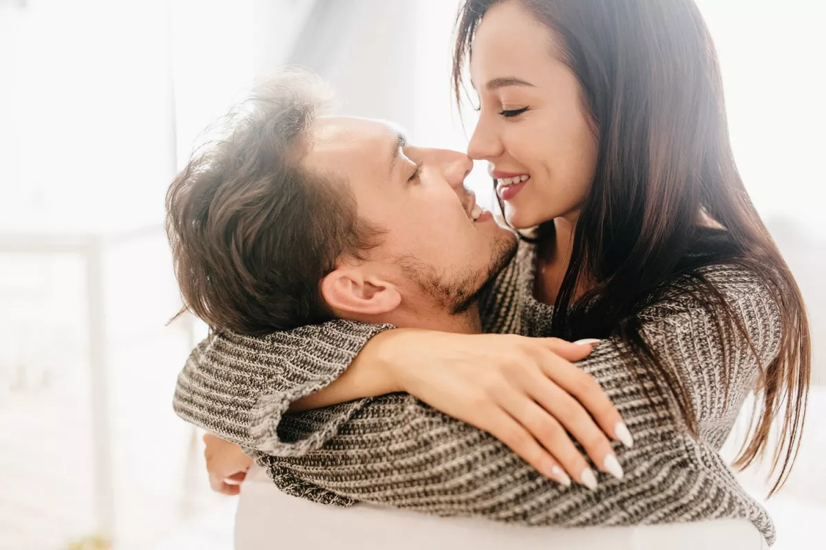 Для стимуляции окситоцина, гормона любви, стоит чаще обниматься и целоваться
