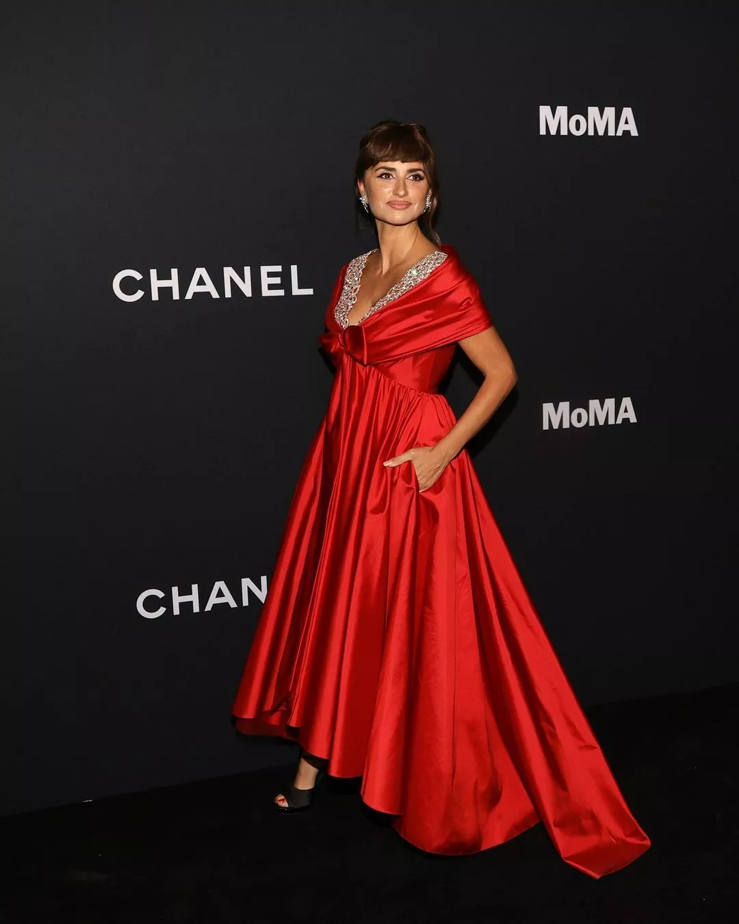 Пенелопа Крус в красном платье Chanel стала звездой гала-ужина